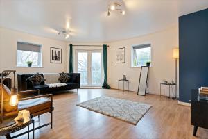 Stylish City Centre Apartment with Free Parking, Fast W-fi, Smart TV and Balcony by Yoko Property