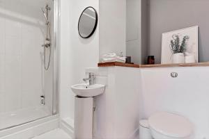 Stylish City Centre Apartment with Free Parking, Fast W-fi, Smart TV and Balcony by Yoko Property