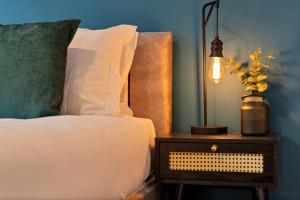 Stylish City Centre Apartment with Free Parking, Fast W-fi, Smart TV and Balcony by Yoko Property