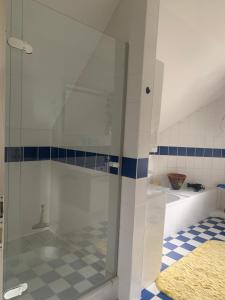 Kleines Dachzimmer mit Balkon