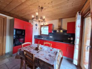 Maisons de vacances Chalet chaleureux face aux pistes, proche Gerardmer, ideal pour famille, balcon et terrasse - FR-1-589-182 : photos des chambres