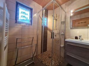 Maisons de vacances Chalet chaleureux face aux pistes, proche Gerardmer, ideal pour famille, balcon et terrasse - FR-1-589-182 : photos des chambres