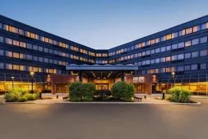 Crowne Plaza Edison by IHG - Iselin