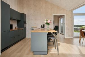 Lovely, New-Built Cottage Near Sea