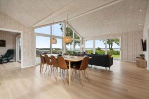 Lovely New-Built Cottage Near Sea