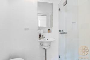 Greenwich Luxury near WharfTrainCBD steps to Sea