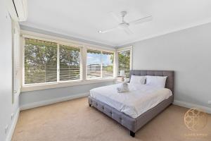 Greenwich Luxury near WharfTrainCBD steps to Sea