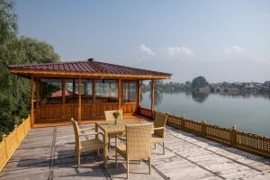 Mascot Houseboats