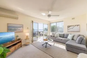 Yarramundi, 4,47 Magnus Street - air conditioned unit with air con, wi-fi, water views and close to town - Nelson Bay