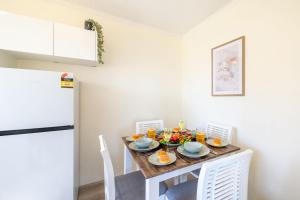 Yarramundi, 4,47 Magnus Street - air conditioned unit with air con, wi-fi, water views and close to town