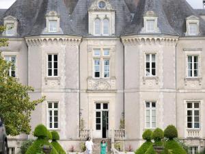 Maisons de vacances Grand Chateau Renaissance avec Parc, Piscine et Activites, Renove en 2023 - FR-1-410-389 : Maison de Vacances