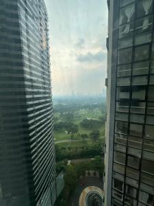 Modern Chic 2BR with Panoramic Golf View in BGC