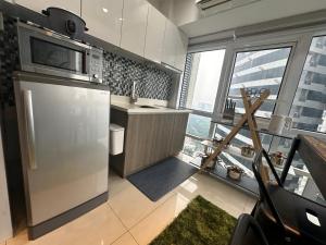 Modern Chic 2BR with Panoramic Golf View in BGC