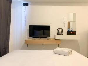 Homey and Comfortable Studio Tokyo Riverside PIK 2 Apartment By Travelio