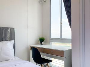 Homey and Comfortable Studio Tokyo Riverside PIK 2 Apartment By Travelio