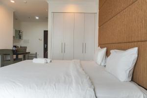 Best Homey and Strategic Studio at Bellezza Apartment By Travelio