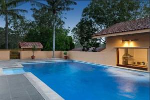Cozy One Room with Massive Pool