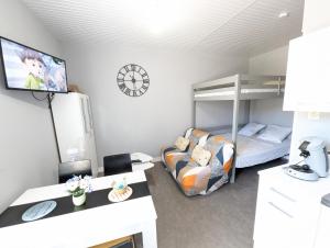 Appartements Grands Studios Maillochon acces Gare de Poitiers et Centre ville a Pieds : photos des chambres