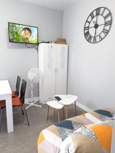 Appartements Grands Studios Maillochon acces Gare de Poitiers et Centre ville a Pieds : photos des chambres