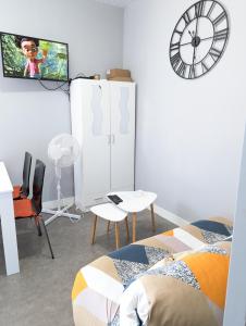 Appartements Grands Studios Maillochon acces Gare de Poitiers et Centre ville a Pieds : photos des chambres