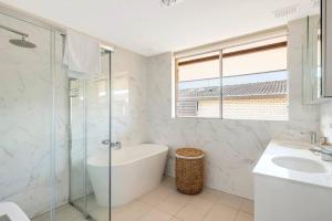 Luxe-Coastal Balmoral Townhouse