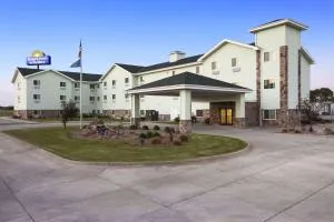 Days Inn & Suites by Wyndham Columbus NE - Newman Grove