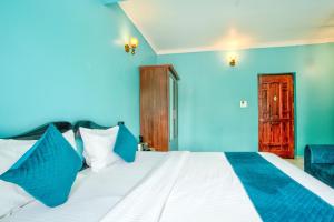 Candolim Beach White Residency