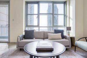 Blueground Standpoint city view pool garage DXB-961