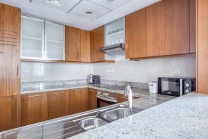 Blueground Standpoint city view pool garage DXB-961