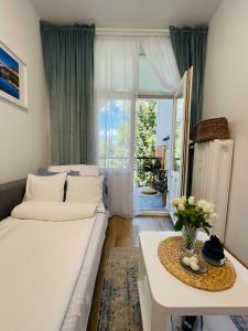 MINI Chrobrego przy plaży z Loggia