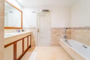 Elegant 3-Bedroom Apartment in La Quinta Marbella