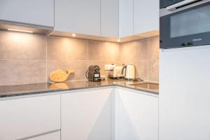 5-Guest Retreat Steps from Ostend Beach