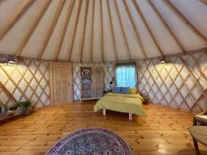 היורט על הגג - צוקים - Beʼer Menuẖa