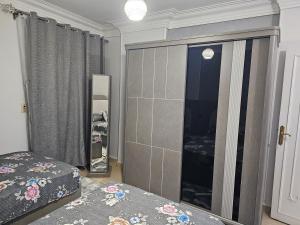 شقة سكنية مكونة من ثلاث غرف نوم وحمامين