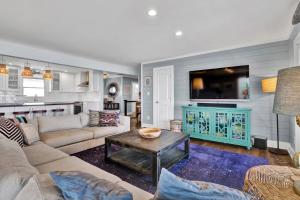 Flock of Sea Girls by Sea Scape Properties