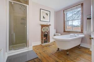 Stylish London Townhouse, Perfect for Large Groups, Convenient public transport links, Close to Tower Bridge and London Liverpool Street