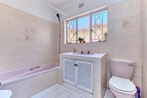 Tranquil, large 1 bedroom garden cottage, 12 mins from OR Tambo International with backup water