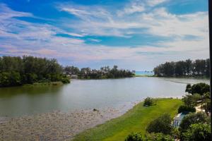 Cassia 3BR Sea View apt by NLA