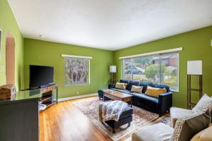 Cozy 2BR Home Near UNR with Large Deck & Parking