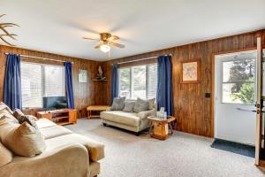 Cabin in Boulder Junction with Fire Pit and Deck!