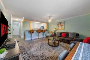 Affordable 2BR Condo, Walk to Downtown Attractions