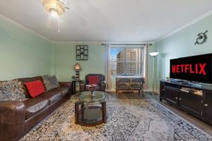 Affordable 2BR Condo, Walk to Downtown Attractions