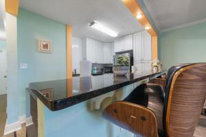 Affordable 2BR Condo, Walk to Downtown Attractions