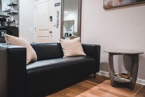 Downtown Studio, Skyline View, Walk to Attractions