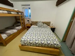chambre 4 personnes avec entrée indépendante , grand parking, salle de bain, wc - 孔佛朗