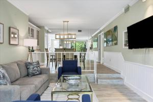 1555 Tarpon Center #B111