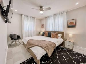 Cozy Cottage Near Vanderbilt Beach - 3hvězdičkové hotely ve městě Naples