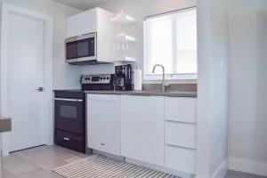 Cozy Cottage Near Vanderbilt Beach