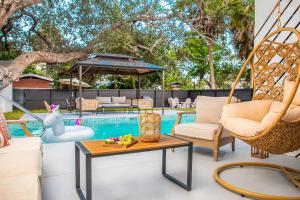 Unique Pool - Villa Mykonos! 2miles to downtown, King Bed, Fast WiFi, Attached to one more Villa