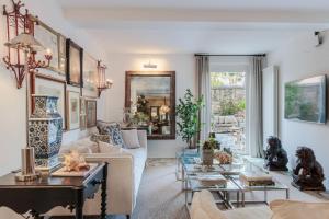 The Garden Lodge Luxury Home Private Garden and Jacuzzi in the centre